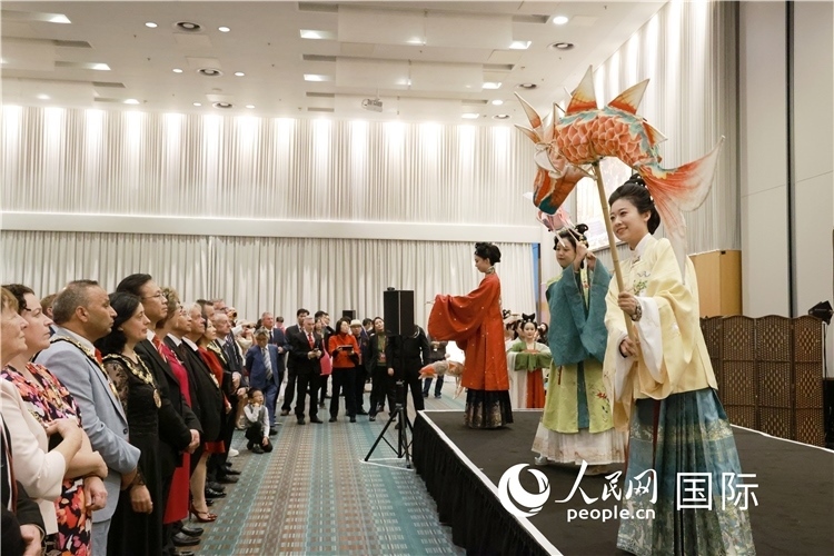 2、留學生表演了漢服展示《絲路霓裳》。邢雪攝