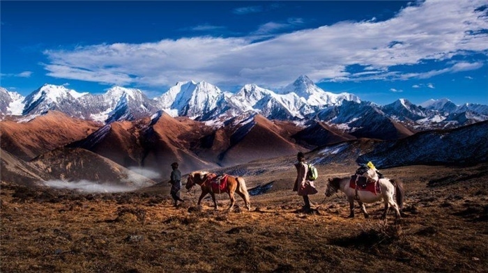 “守護貢嘎”是當?shù)卮迕駱闼氐男拍詈妥园l(fā)的行動。圖為貢嘎山“馬背巡護隊”開展日常巡護工作 林革文攝