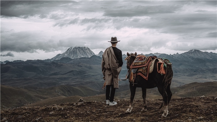 在康定八郎生都星空營地，村里的青年丹真德勒牽馬注視世代生活的家園。八郎村提供