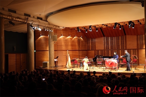 中國歌劇舞劇院的音樂家表演京劇曲牌《夜深沉》。人民網(wǎng)記者 禹麗敏攝