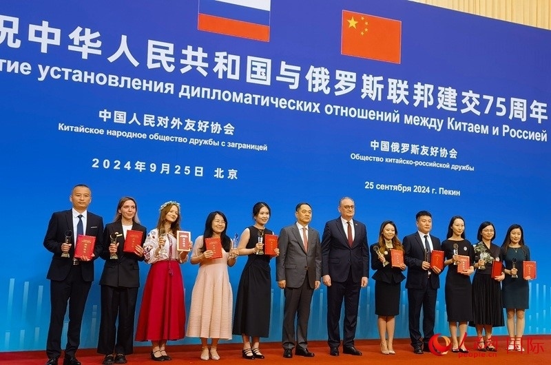 楊萬明會(huì)長和莫爾古洛夫大使為10位中俄青年友好微視頻創(chuàng)意大賽獲獎(jiǎng)代表頒獎(jiǎng)。人民網(wǎng)記者 李明琪攝