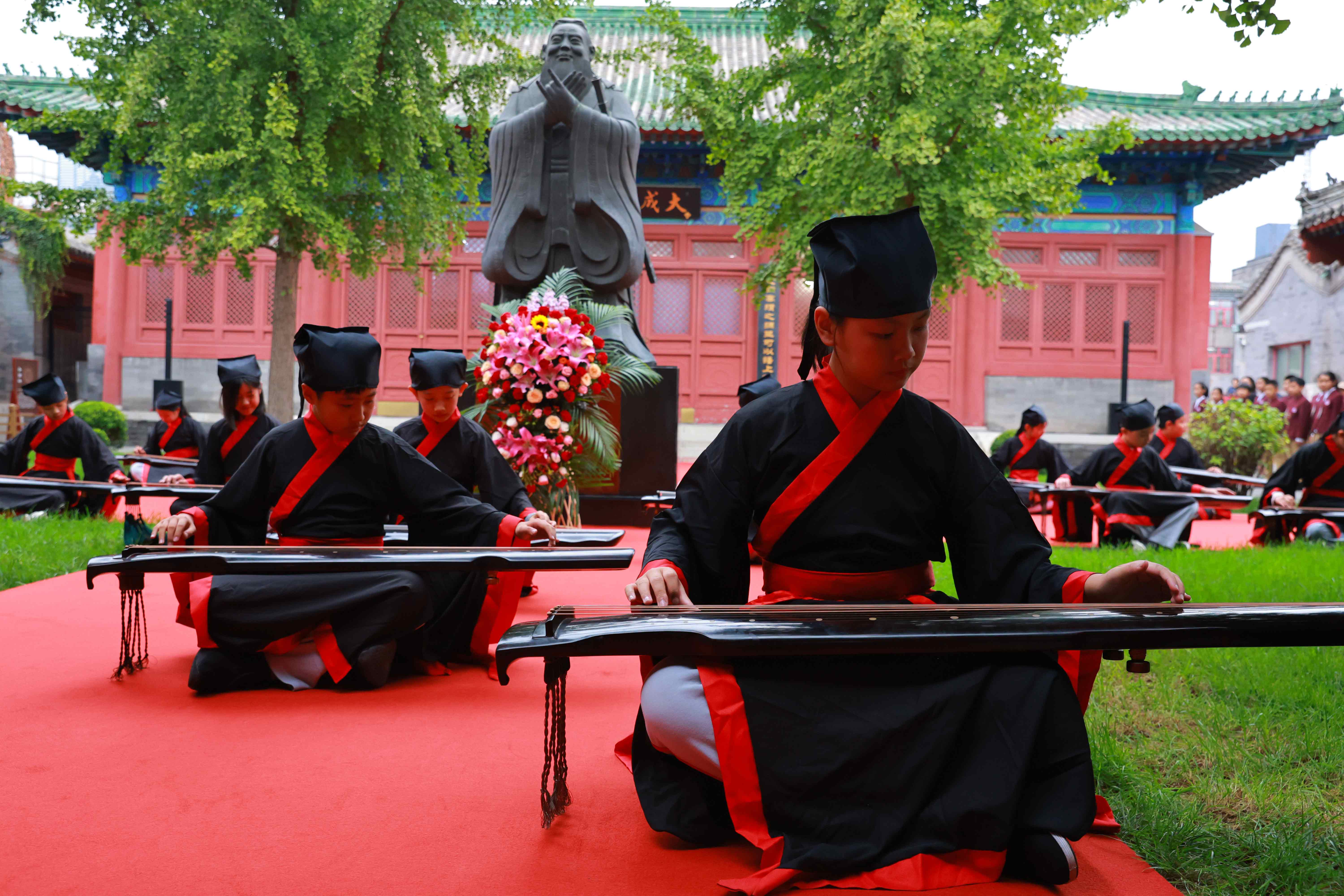 古琴表演《至圣先師孔子歌》。校方供圖