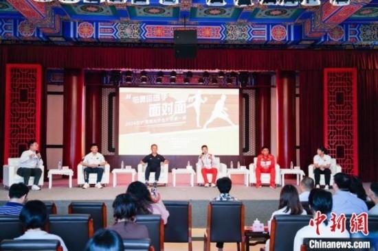 吳愉、王德新、沈?qū)W軍、江海東、朱曉蕾與在座同學(xué)們分享個人的體育故事與成長感悟。上海市港澳辦供圖