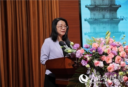 福建省人民政府外事辦公室副主任黃劭蓉在“走進中華文明——海絲印記 世遺泉州”主題人文交流活動中致辭。人民網 王婧攝