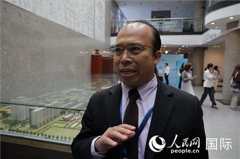 馬來西亞駐華使館參贊阿茲蘭接受人民網采訪。人民網 王婧攝