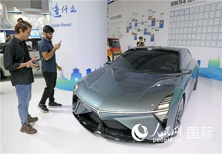 東博會上，上汽通用五菱展出的一款名為“東盟之光”的新能源概念車吸引參觀者駐足。人民網(wǎng)記者趙益普攝