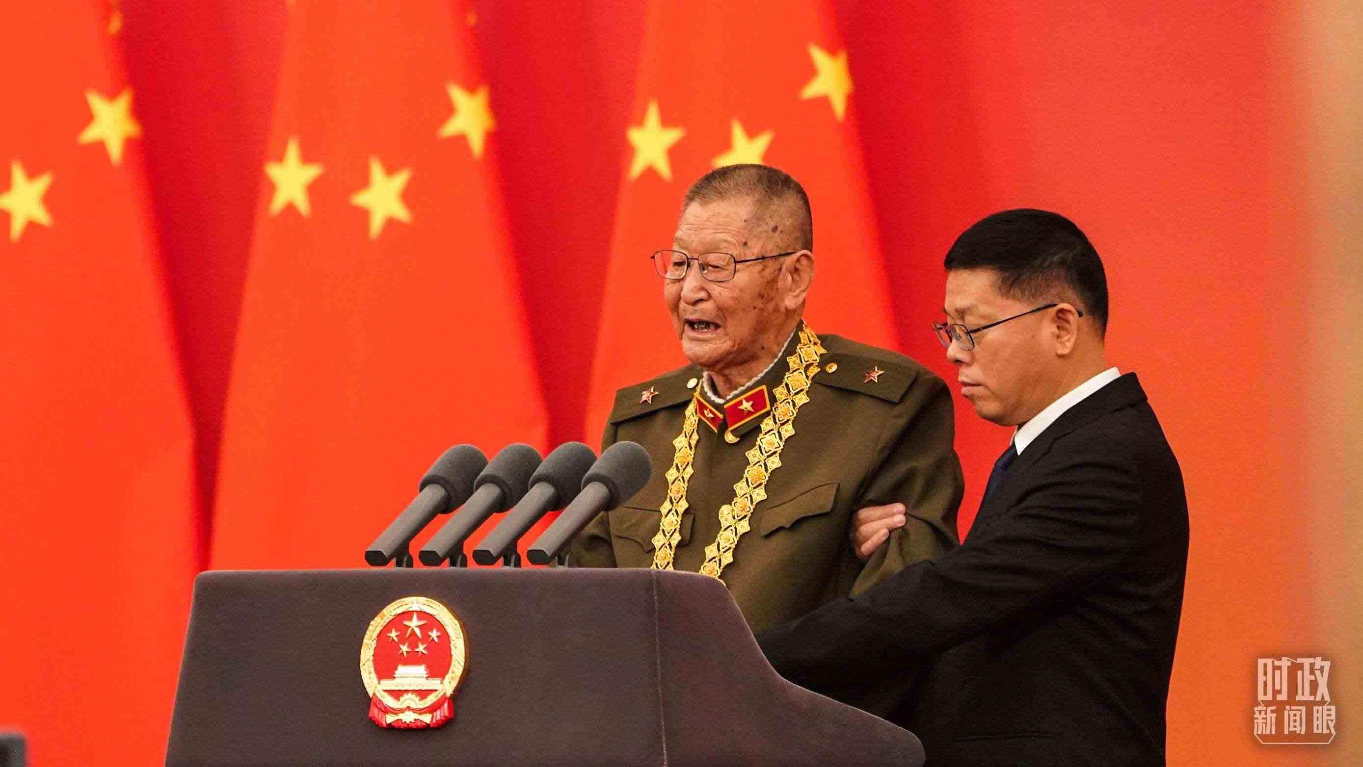 “共和國勛章”獲得者黃宗德在頒授儀式上發(fā)言。（總臺(tái)記者李晉拍攝）