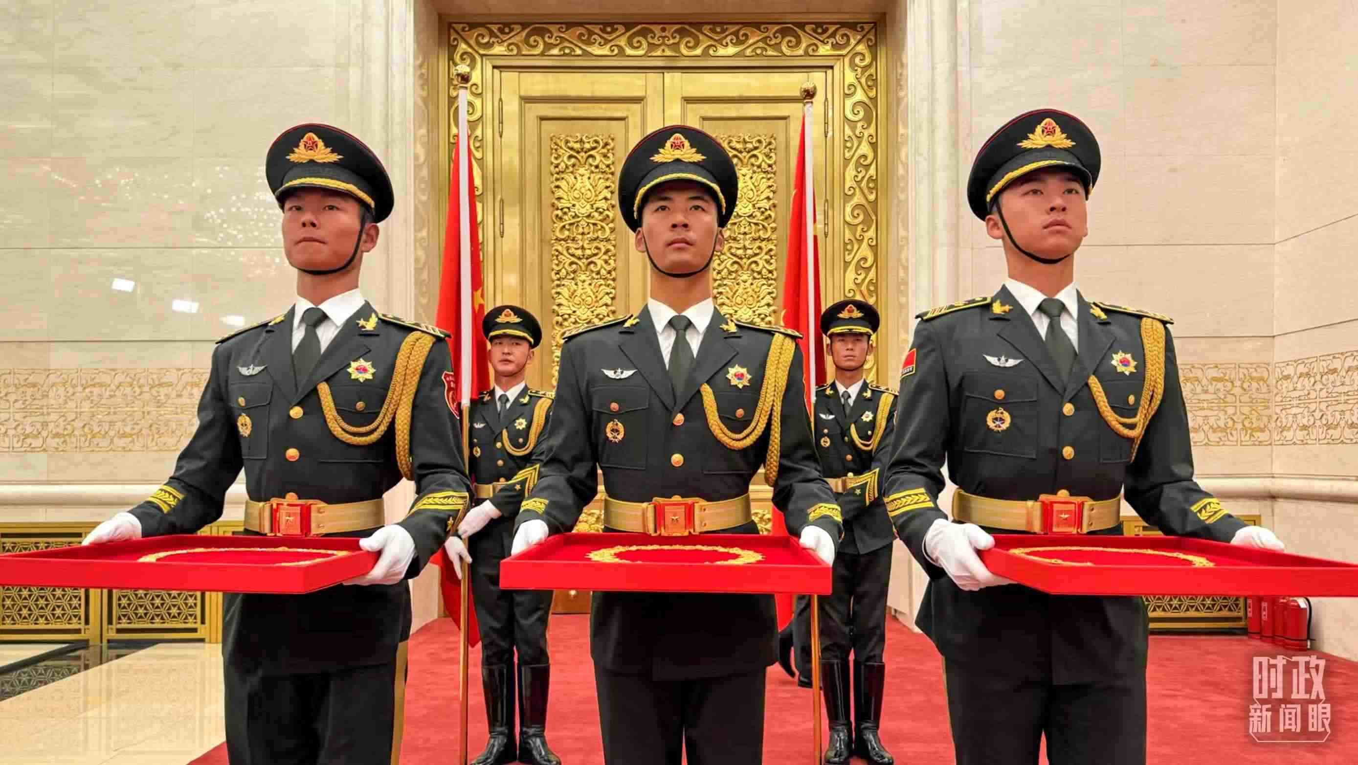 禮兵手捧共和國勛章、友誼勛章和國家榮譽(yù)稱號(hào)獎(jiǎng)?wù)隆＃偱_(tái)央視記者李增仁拍攝）