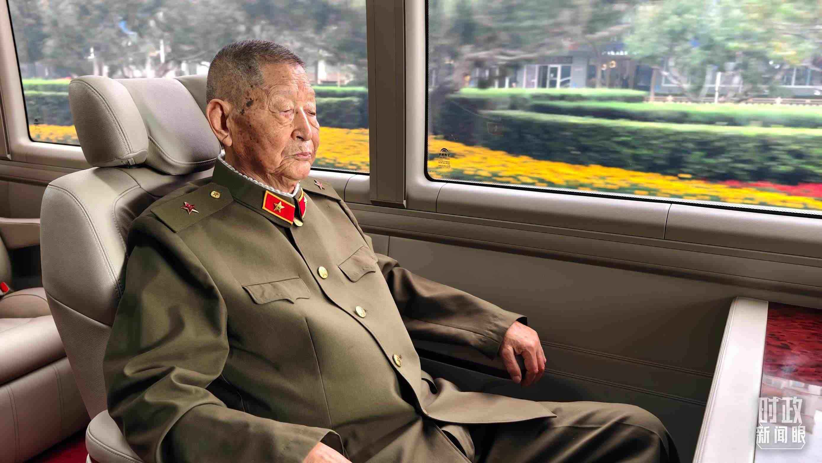 “共和國勛章”獲得者黃宗德乘坐禮賓車前往人民大會(huì)堂。（總臺(tái)央視記者胡瑋拍攝）