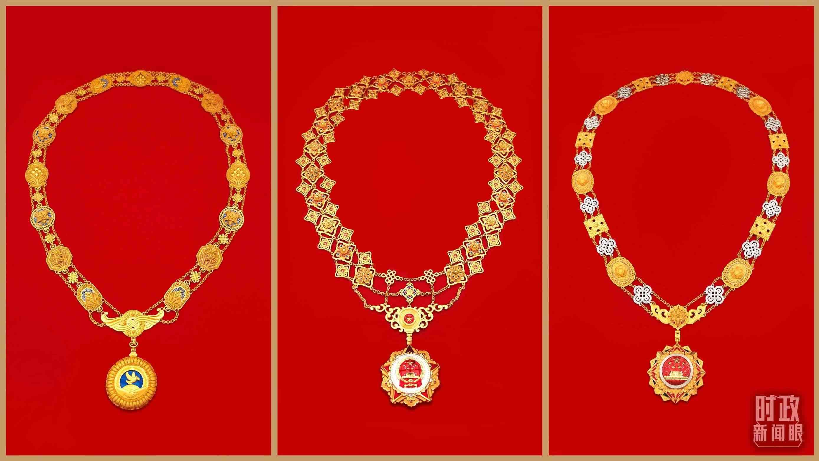 “共和國勛章”（中）、“友誼勛章”（左）和國家榮譽(yù)稱號(hào)獎(jiǎng)?wù)拢ㄓ遥?。（總臺(tái)央視記者郭鴻、鄂介甫拍攝）