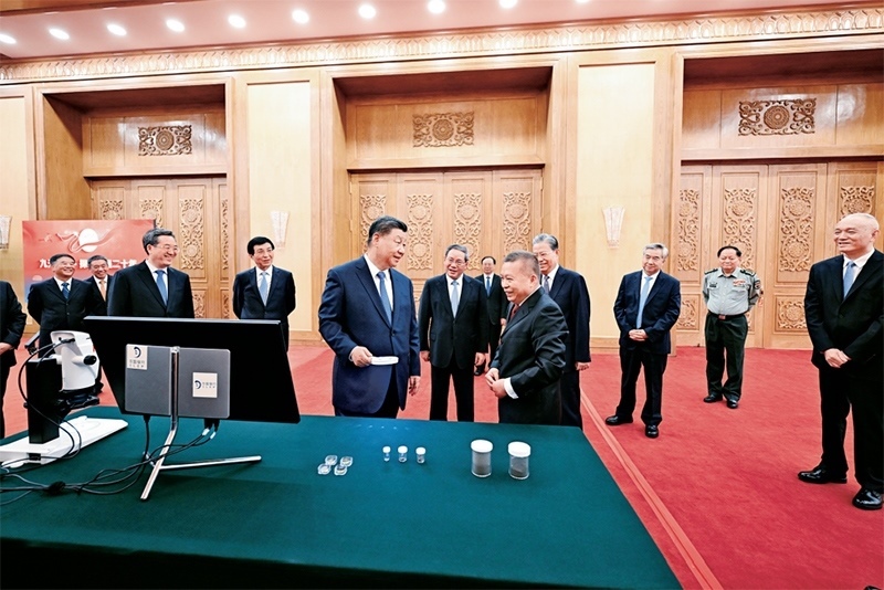 2024年9月23日，黨和國家領導人習近平、李強、趙樂際、王滬寧、蔡奇、丁薛祥、李希等在人民大會堂接見探月工程嫦娥六號任務參研參試人員代表并參觀月球樣品和探月工程成果展覽。這是習近平等參觀月球樣品和探月工程成果展覽。 新華社記者 謝環(huán)馳/攝