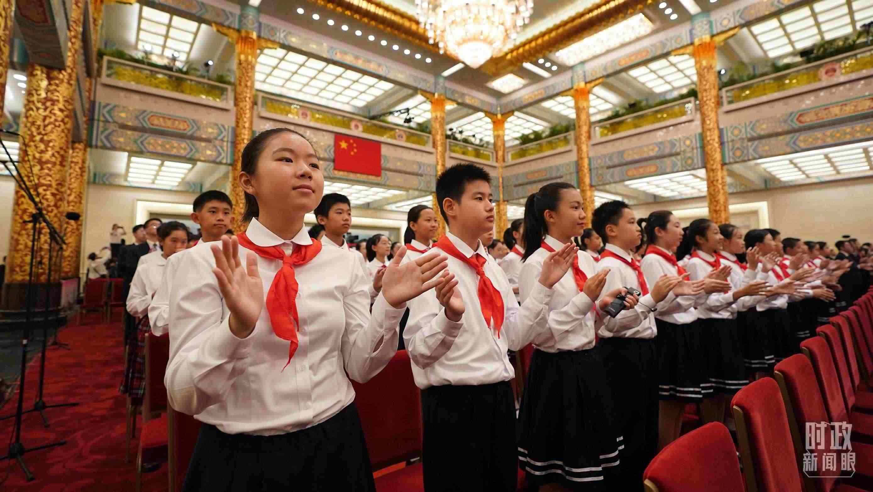 頒授儀式現(xiàn)場(chǎng)的少先隊(duì)員。（總臺(tái)記者李晉拍攝）