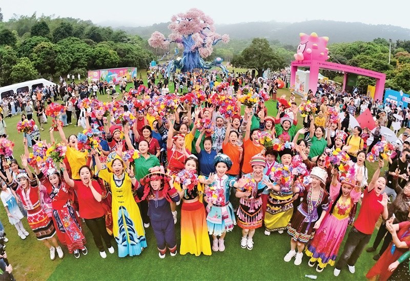 自2014年起，廣西持續(xù)舉辦“廣西三月三·八桂嘉年華”活動，各地民族民俗活動次第登臺，精彩紛呈，這個傳統(tǒng)民族節(jié)慶已演變?yōu)楦髯迦嗣窆蚕砉矘返墓?jié)日盛會和知名文化旅游品牌。圖為2024年4月11日在南寧市拍攝的活動主會場。 新華社記者 周華/攝