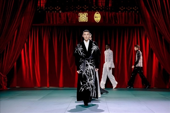 9月28日，模特在法國(guó)巴黎舉行的“2024巴黎·恭王府服飾秀”上展示服裝（主辦方供圖）