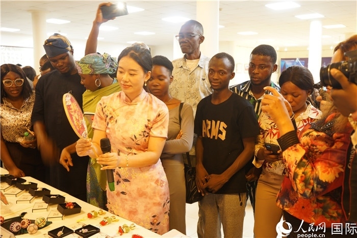 向尼日利亞觀眾介紹中國(guó)刺繡。人民網(wǎng)記者 姜宣攝