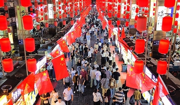 國慶臨近，河南省洛陽市老城歷史文化街區(qū)裝扮一新，國旗招展，處處洋溢著濃厚的國慶節(jié)日氛圍。來源：人民圖片網(wǎng)