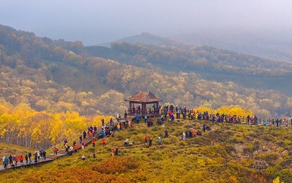 2024年9月27日，內(nèi)蒙古自治區(qū)赤峰市克什克騰旗烏蘭布統(tǒng)景區(qū)層林盡染，游人如織，風(fēng)光如畫。來源：人民圖片網(wǎng)