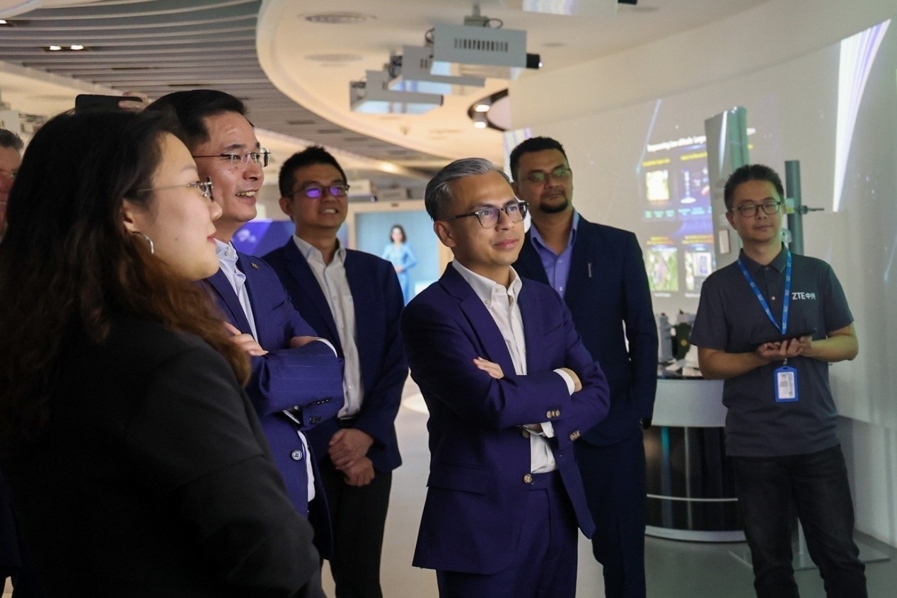 馬來西亞通訊部長法米·法茲（右三）在華訪問中國知名通信企業(yè)。（照片由馬來西亞通訊部提供） (1)