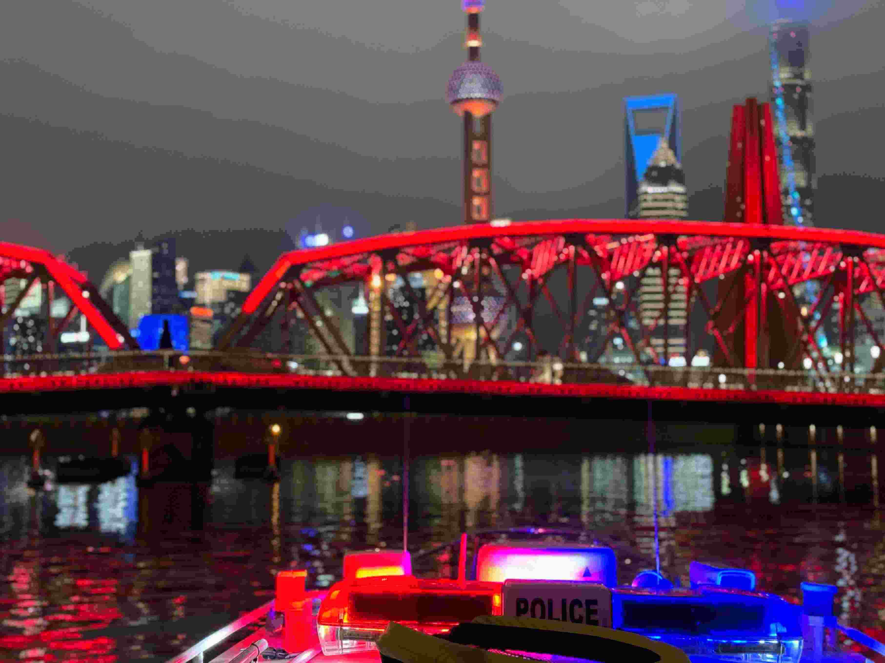 公安艇夜間巡邏。人民網記者 郝萍攝