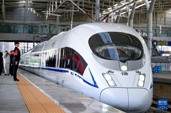 10月1日，由銀川開往惠農(nóng)的C8218次列車從銀川站駛出。