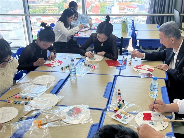 觀眾們?cè)隗w驗(yàn)畫(huà)扇。Sem Sophea攝