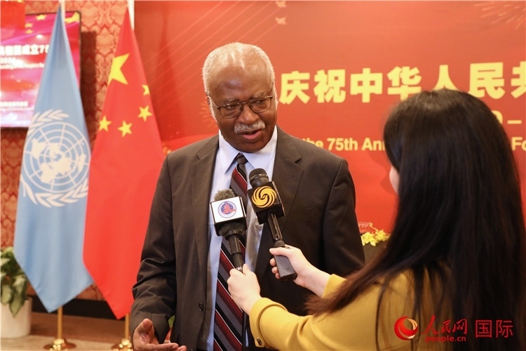 聯(lián)大主席菲勒蒙在招待會(huì)現(xiàn)場接受媒體采訪，他向中國政府和人民致以節(jié)日祝賀，表示中國的發(fā)展成就令人驚嘆。人民網(wǎng)記者 李志偉攝