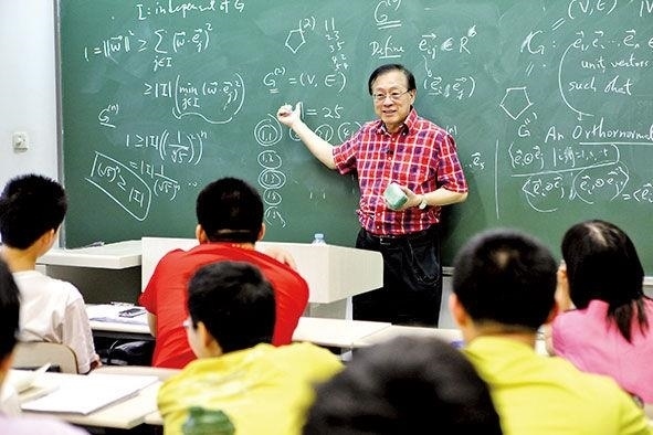 姚期智為清華大學(xué)學(xué)生授課。