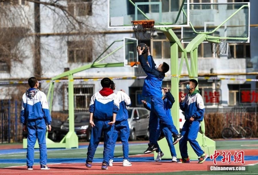 資料圖：初中生在課間休息時(shí)打籃球。中新社記者 劉新 攝