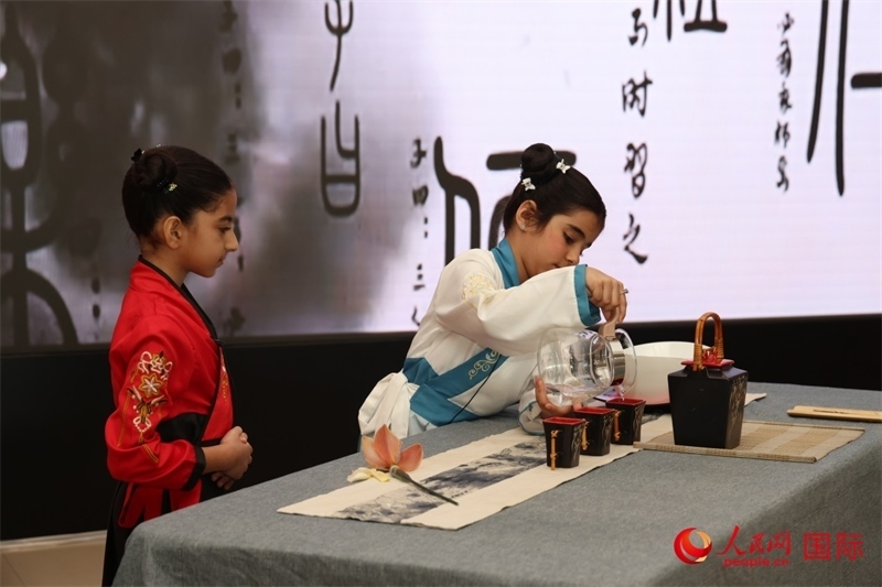 富查伊拉當(dāng)?shù)貙W(xué)校學(xué)生表演茶藝。人民網(wǎng)記者任皓宇攝