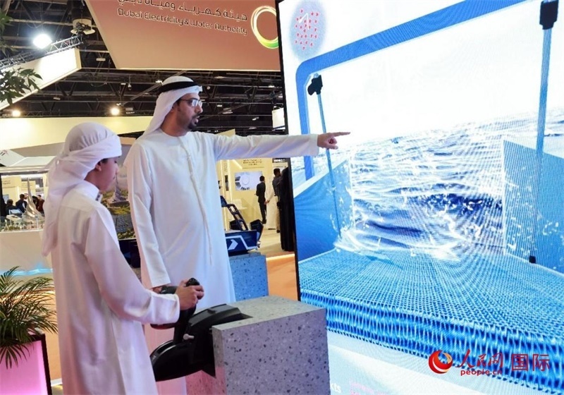 一名兒童在模擬操作船舶，撿拾海洋垃圾。人民網(wǎng)記者管克江攝