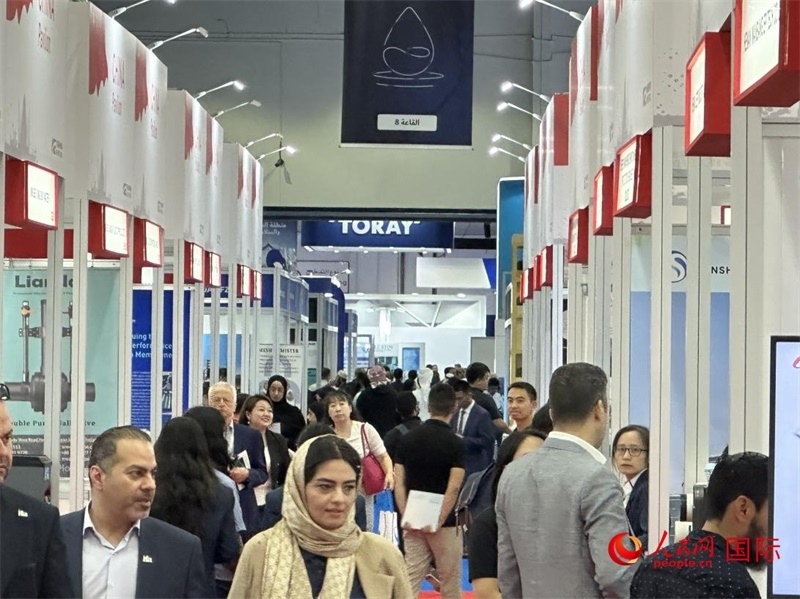 中國館前人頭攢動。人民網(wǎng)記者管克江攝