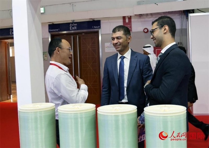 中外參展商交流。人民網(wǎng)記者管克江攝