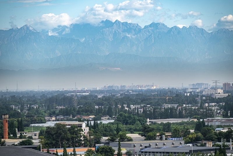 2024年7月1日，成都天氣晴好，遠處雪山清晰可見。