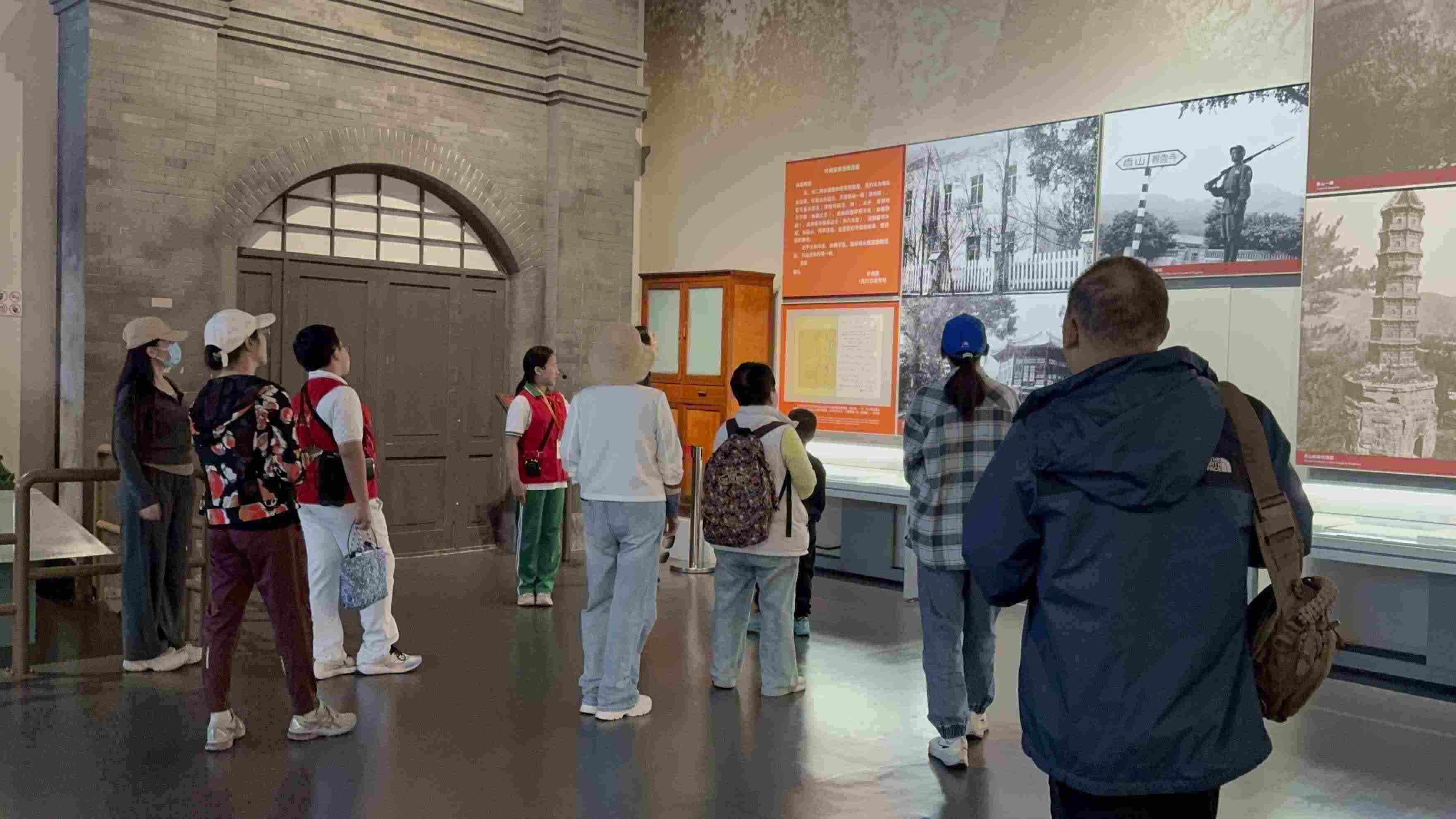 10月4日，北京香山革命紀(jì)念館內(nèi)，一名“紅領(lǐng)巾志愿者”正在為參觀者講解。人民網(wǎng)記者 劉微攝