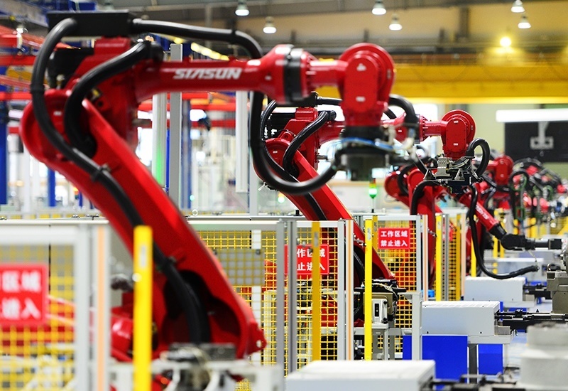 2019年11月22日，沈陽(yáng)，一家數(shù)字化智能工廠內(nèi)，名為SR210的機(jī)器人正在自主地抓取各種零部件，快速組裝稍小的工業(yè)機(jī)器人。