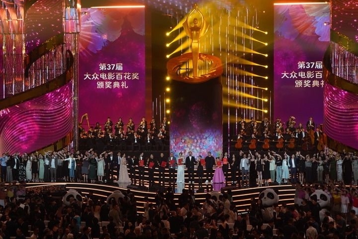 2024年8月4日，在四川成都，第37屆大眾電影百花獎獲獎?wù)吆痛蟊娫u審在舞臺上合影。新華社記者 唐文豪 攝