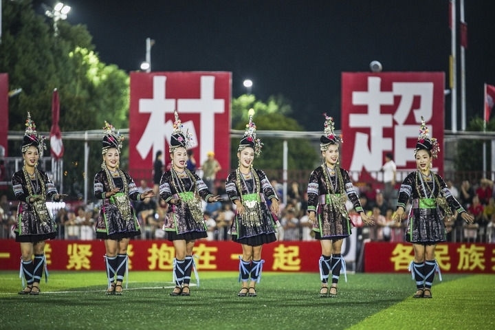 2024年9月28日，榕江縣侗族大歌隊(duì)的演員們在“村超”足球場上表演。當(dāng)日，“發(fā)現(xiàn)中國之美·相約貴州村超”國際友誼賽在貴州省黔東南苗族侗族自治州榕江縣的“村超”足球場舉行。新華社記者 陶亮 攝