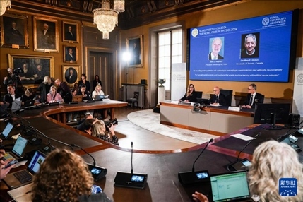 10月8日，在瑞典斯德哥爾摩舉行的2024年諾貝爾物理學(xué)獎公布現(xiàn)場，屏幕顯示獎項得主美國普林斯頓大學(xué)的約翰·霍普菲爾德和加拿大多倫多大學(xué)的杰弗里·欣頓。新華社記者 彭子洋 攝