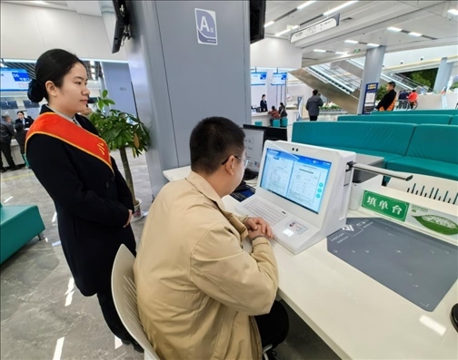 湖北省赤壁市市民在辦事人員的指導(dǎo)下填寫相關(guān)信息。圖片來源：人民網(wǎng)湖北頻道