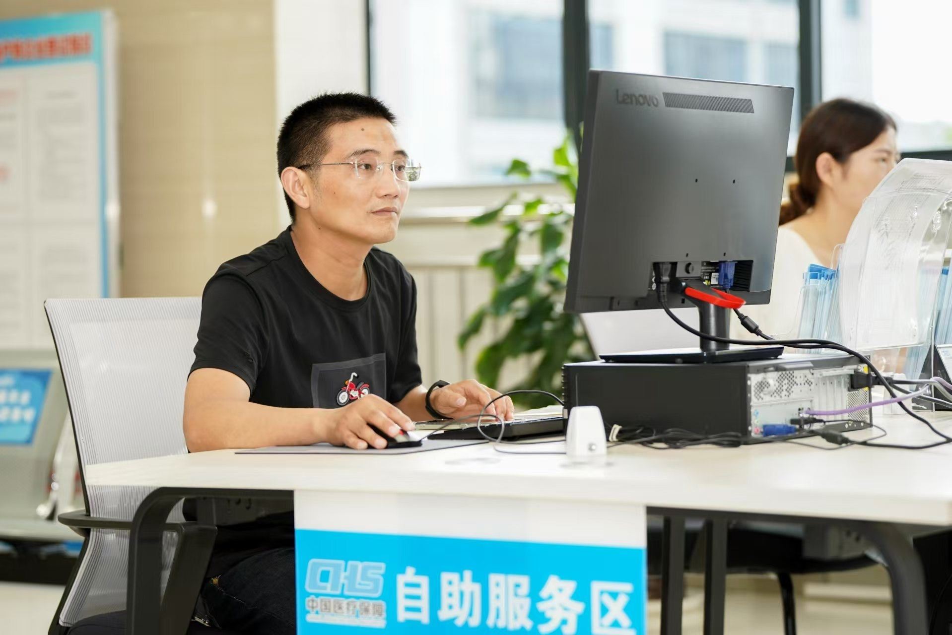 安徽省池州市市民在政務(wù)服務(wù)大廳自助辦理業(yè)務(wù)。圖片來源：人民網(wǎng)安徽頻道