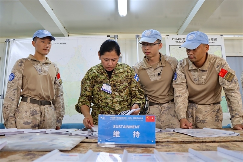 圖2-評估組對分隊軟件進行檢查(馬騫攝)