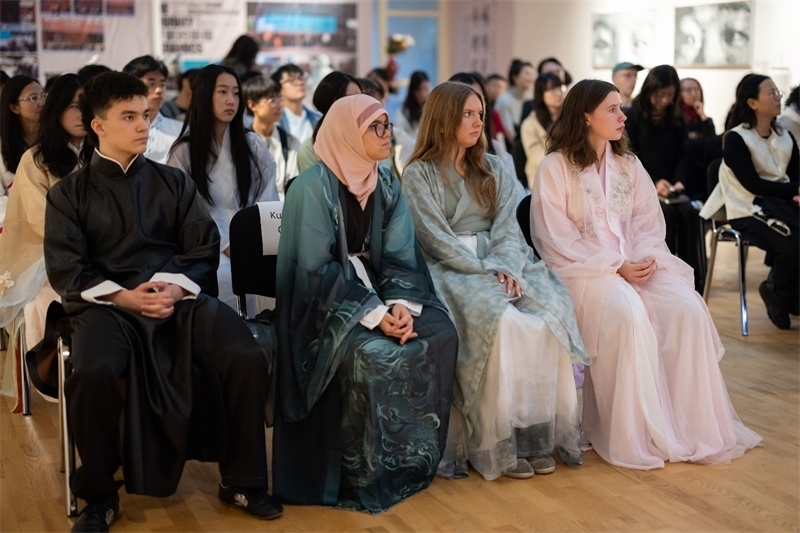 參加《時光流韻·中國戲劇藝術(shù)服飾展》的中國文化愛好者。 斯德哥爾摩中國文化中心供圖