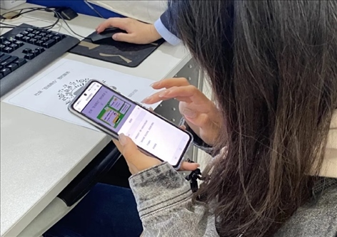 趙女士用手機(jī)掃碼預(yù)約幫辦服務(wù)。圖片來源：微信公眾號“上海市普陀區(qū)政務(wù)服務(wù)中心”