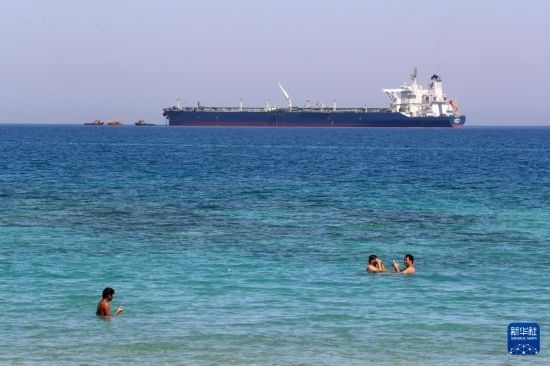 這是10月8日在埃及蘇伊士灣拍攝的行駛中的船只。新華社記者 隋先凱 攝