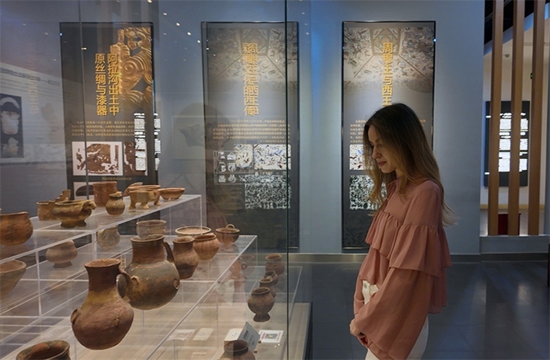 麗娜在吐魯番博物館參觀。劉妍希攝