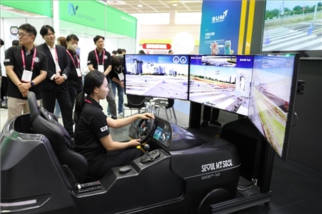 “智慧生活周”博覽會上展示的模擬駕駛系統(tǒng)。人民網(wǎng)記者 莽九晨攝
