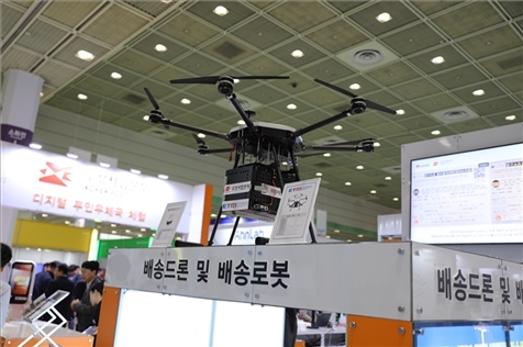 “智慧生活周”博覽會上展出的快遞無人機。人民網(wǎng)記者 莽九晨攝