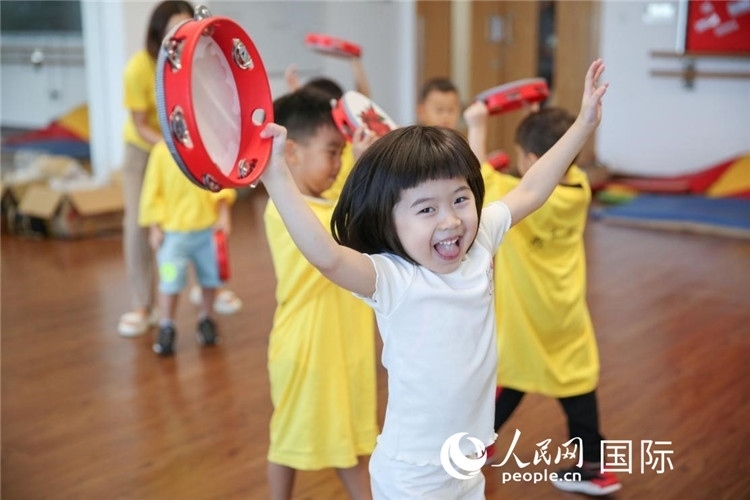 一名華裔兒童在參加音樂課程。人民網(wǎng)中東中心分社塔里克·易卜拉欣攝