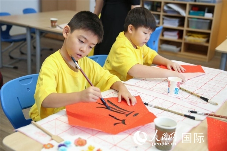 書法課。人民網(wǎng)中東中心分社塔里克·易卜拉欣攝