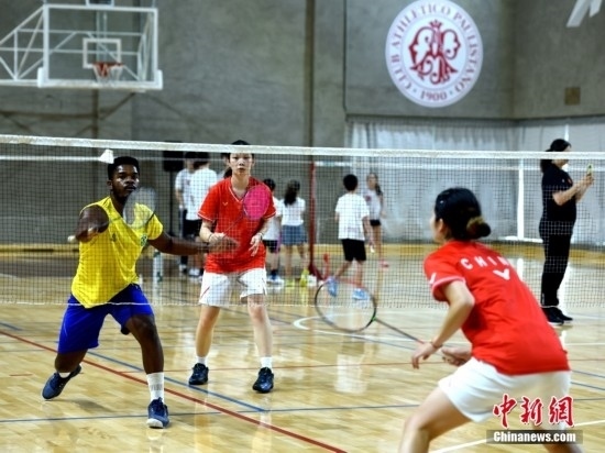 當(dāng)?shù)貢r間10月12日，巴西圣保羅，中國高校羽毛球代表團(tuán)和巴西羽毛球協(xié)會運(yùn)動員切磋球技。 